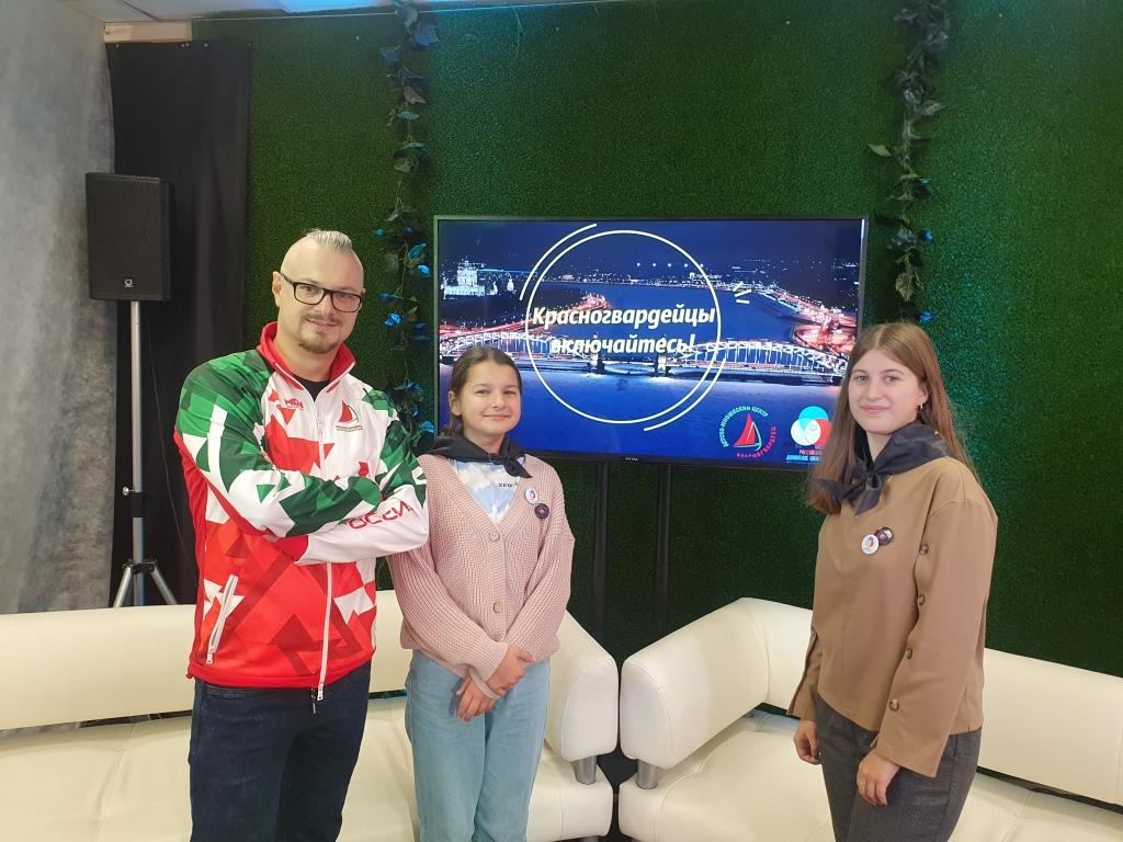 Активистка ДМОО "Космос" - обучающаяся 6в класса Софья Голикова и руководитель объединения Екатерина Владимировна Малая приняли участие в съемках в ДЮЦ "Красногвардеец" передачи "Красногвардейцы, включайтесь!", приуроченной к празднику 5 октября.