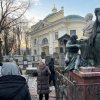 В АЛЕКСАНДРО-НЕВСКОЙ ЛАВРЕ
