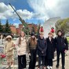 ЦВЕТЫ К ПОДНОЖЬЮ МОНУМЕНТА