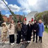 ЦВЕТЫ К ПОДНОЖЬЮ МОНУМЕНТА